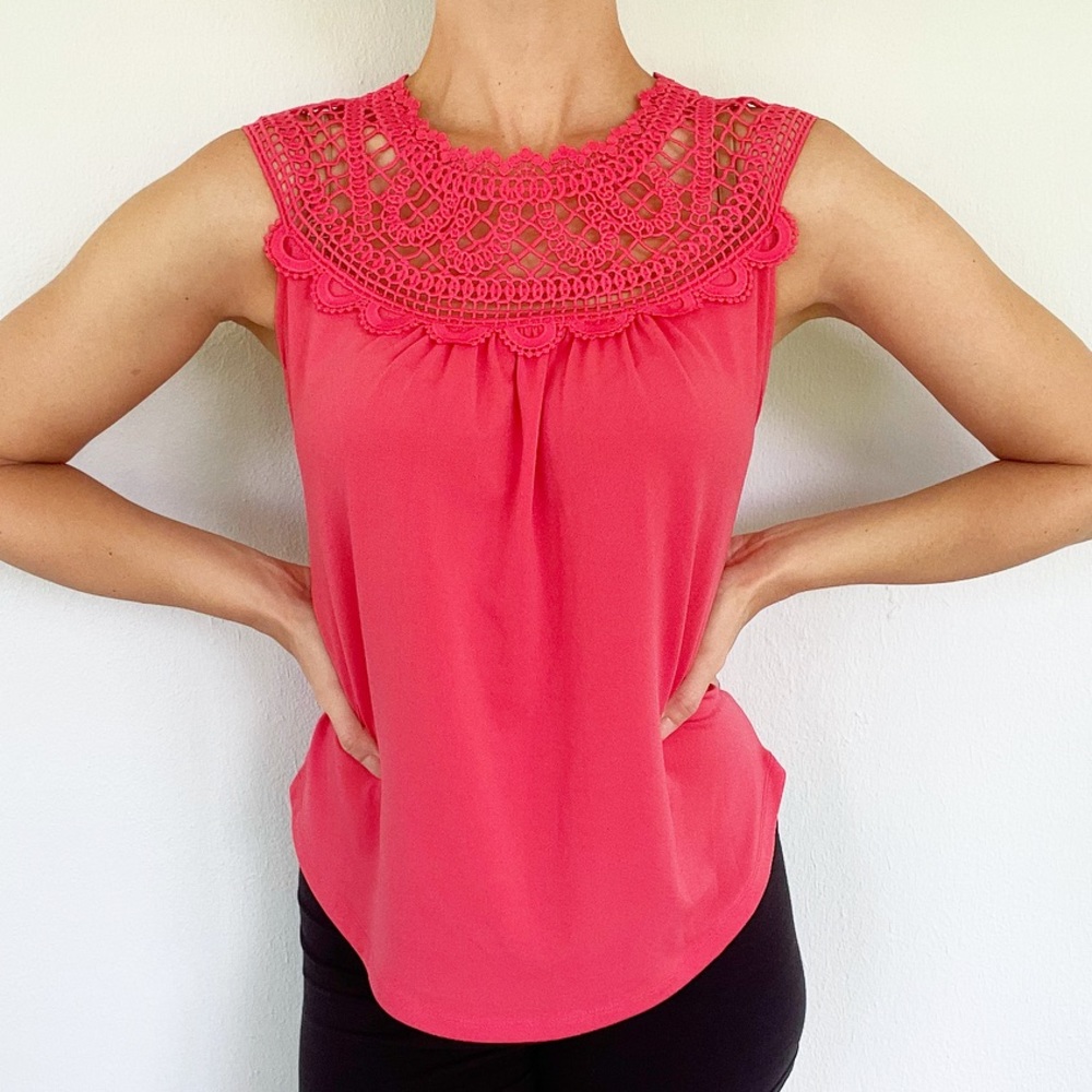 NY&Co 7th Ave Design Studio pink lace neckline sleeveless blouse size small